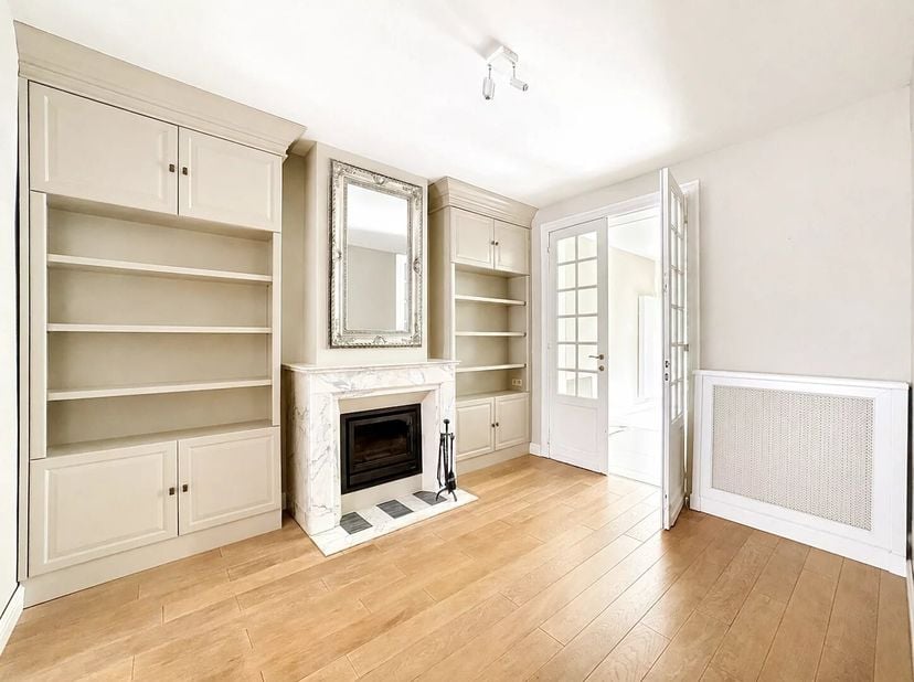 Gepresenteerd door Yanis Morsa : 0487 71 46 10 / yanis.morsa@victoire.be<br />
Victoire Junot biedt u dit prachtige huis met 4 slaapkamers van ±170 m²
