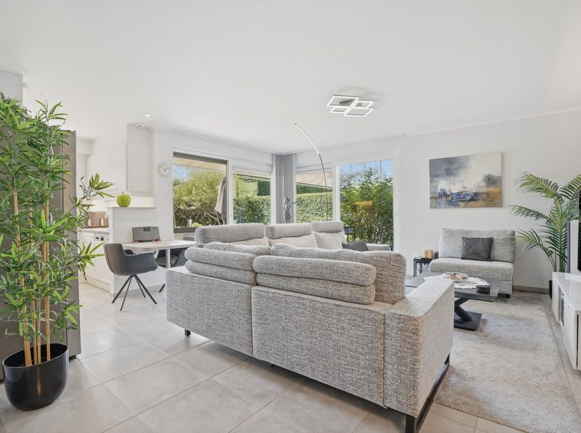 Prachtig instapklaar woonappartement (109 m² + 44 m² tuin en terras) vlakbij zee!<br />
Ontdek dit uniek gelegen gelijkvloers appartement in Nieuwpoor