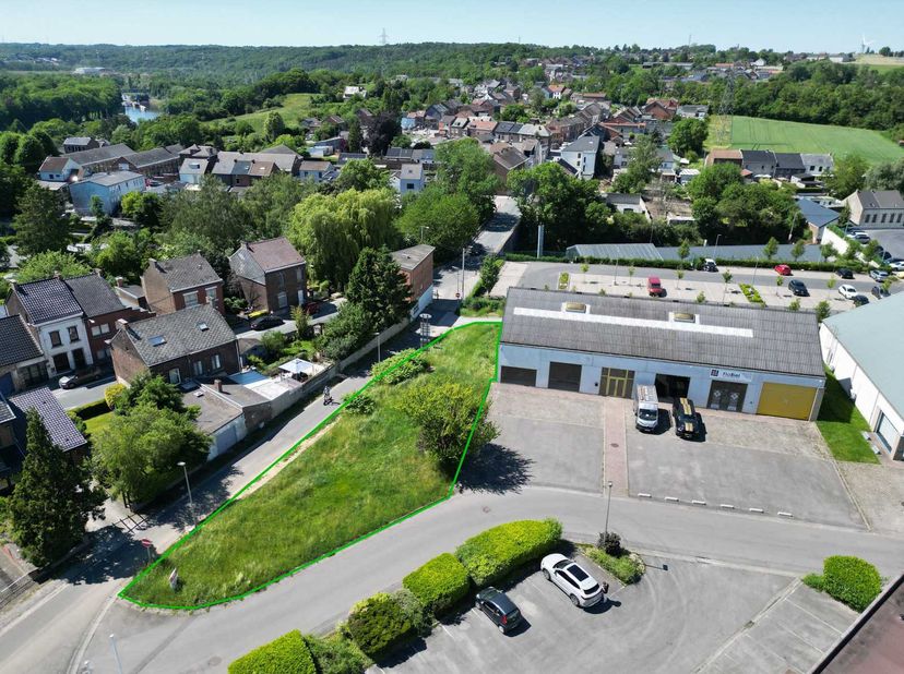 LOYER : 500€. AD HOME vous propose à la location ce terrain d’environ ± 500 m², idéalement situé dans un zoning d’activité dynamique à Jemeppe-sur-Sam