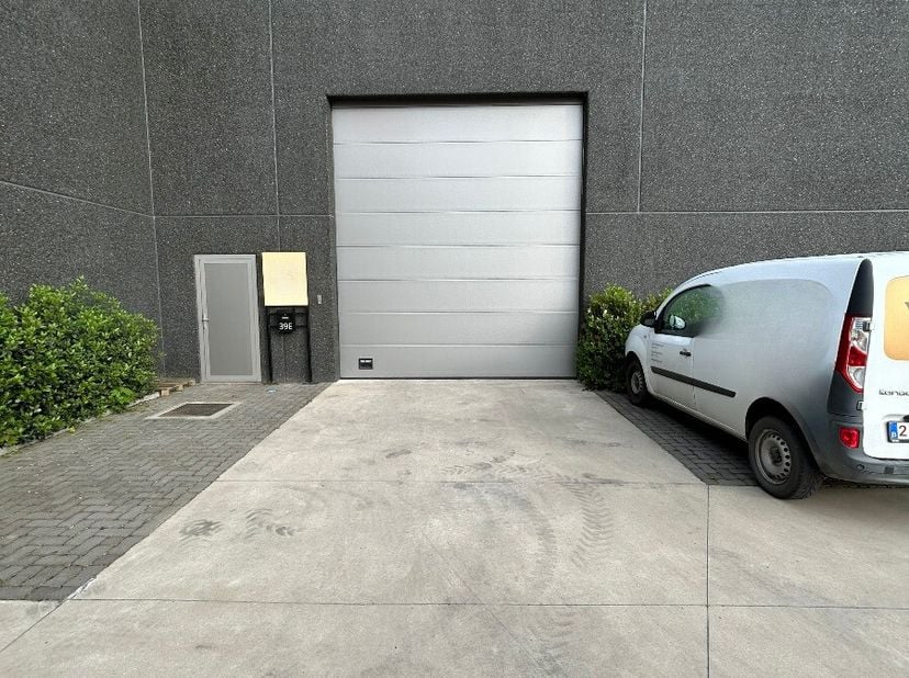 Te huur: Ruime Unit in Woesten Centrale locatie met goede bereikbaarheid. Troeven:  Recente bouw (2022) met moderne afwerking.  Centrale ligging in Wo