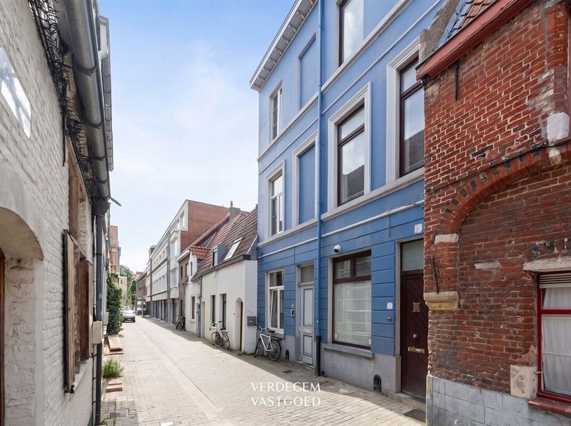 Ligging<br />
Achter de opvallende blauwe gevel met authentieke elementen schuilt een opbrengsteigendom met 5 studentenkamers. <br />
Welkom in de Wel