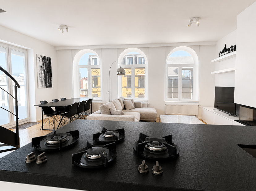 Hoogwaardig afgewerkt en prachtig gemeubelde duplexpenthouse van ca 123 m² op de vierde en vijfde verdieping van een kleinschalige realisatie. Het app