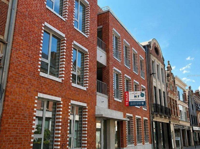 Dit appartement op de 1e verdieping in nieuwbouwproject Hof&amp;nbsp;Berlamuze&amp;nbsp;combineert eigentijds wooncomfort met een groene en rustige omgeving,