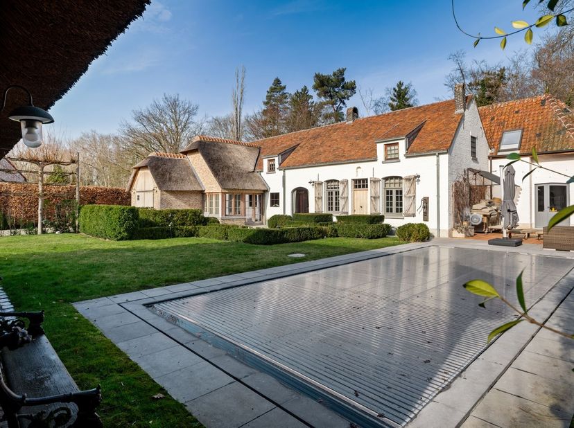Authentieke hoeve met zwembad op toplocatie aan het Tivolipark<br />
<br />
Op een unieke ligging aan het Tivolipark bevindt zich deze volledig omhein
