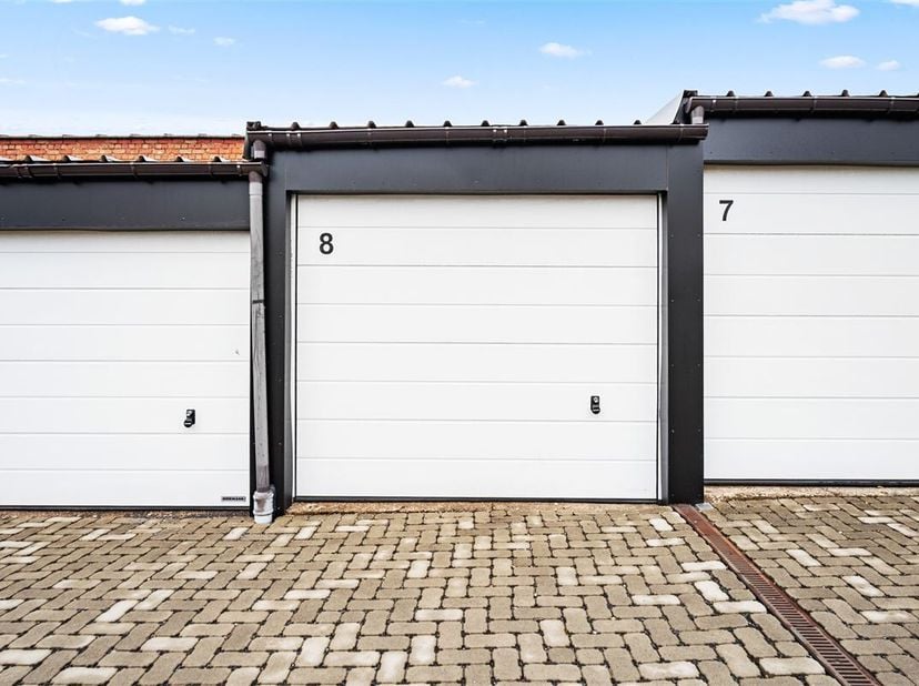 Deze onmiddelijke beschikbare garagebox vormt een zorgeloze, toekomstgerichte investering. De oprit werd volledig vernieuwd met waterdoorlatende mater