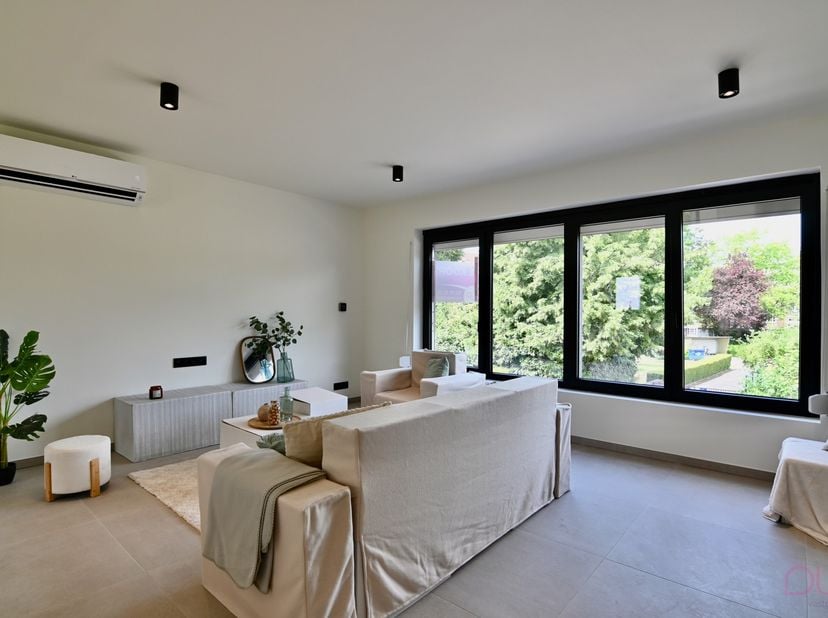In de Hovenierstraat bevindt zich deze prachtige woning die van kop tot teen een totale renovatie heeft ondergaan. Een unieke kans voor wie op zoek is