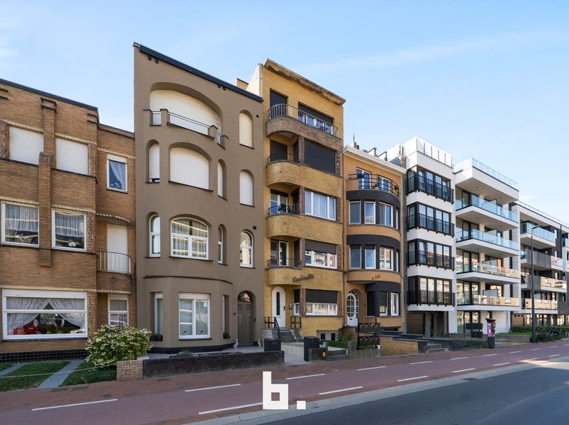 Verder af te frissen studio in het dak verdiep bereikbaar via lift en vervolgens met trap naar de studio  , afzonderlijke 3 plaatsen, waaronder slaapk