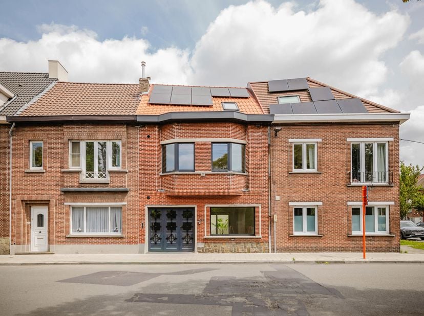 Volledig gerenoveerde woning te koop in de Robert Rinskopflaan 72 in Gentbrugge, op een uitstekende locatie met vlotte verbindingen naar Gent centrum.