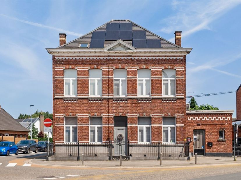 Locatie:<br />
Deze karaktervolle herenwoning is gelegen aan de Bochtenstraat 11 in Rijkevorsel, op een centrale locatie nabij het dorpscentrum. Winke