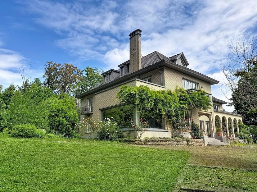 Op slechts 25 km van Brussel ligt dit elegante landgoed van 750 m² in een park van ongeveer 1,22 ha met majestueuze bomen, in een rustige natuurlijke