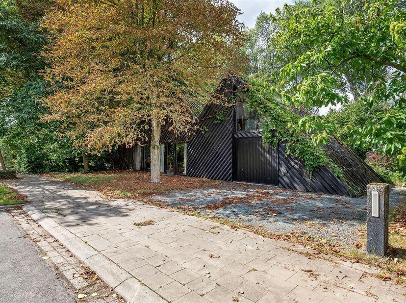 Prachtige villa (243m²) met 4 slaapkamers, atelier (50 m²) en garage op een perceel van 1.232 m² in het groene Kontich!<br />
Ligging: Deze karaktervo