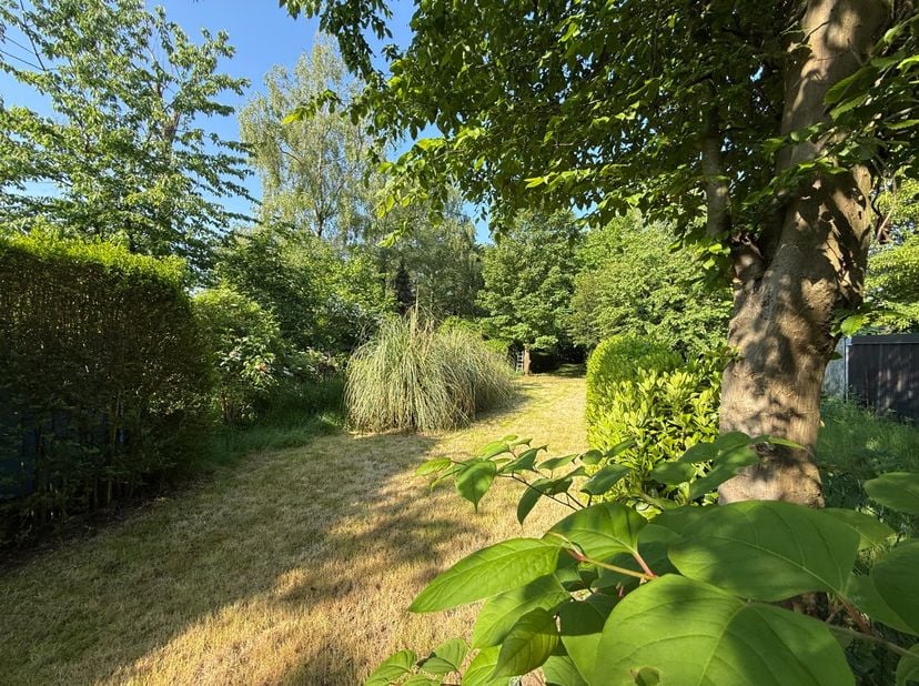 Charmante woning met grote zonnige tuin. Deze woning met prachtige tuin (740m²) ligt in een gegeerde omgeving boordevol nieuwe jonge eigenaars. Bovend