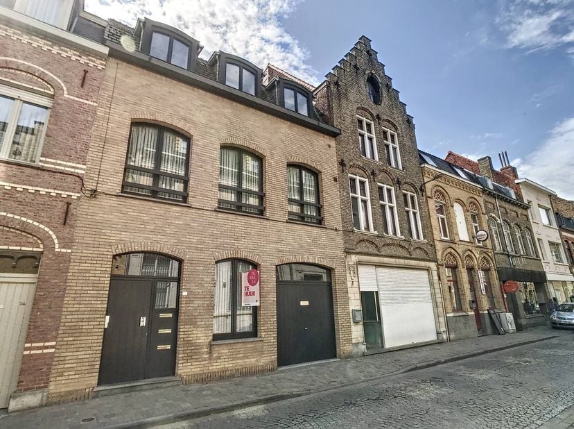 Confortable appartement d'une chambre au deuxième étage au cœur d'Ypres. À distance de marche de la Grote Markt. L'appartement se compose de :<br />
<