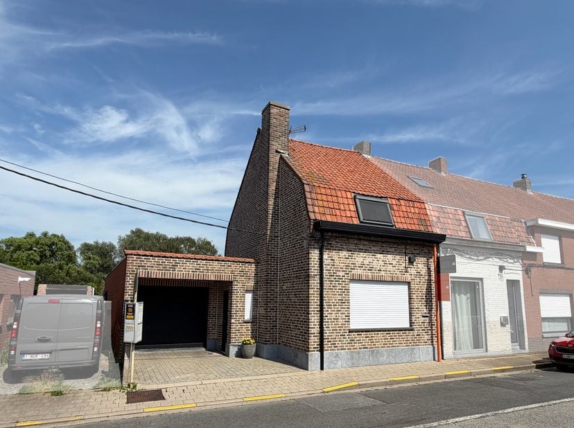 Située dans un environnement calme et agréable, cette spacieuse maison avec garage offre de beaux volumes, un agencement ouvert, un grand jardin et de