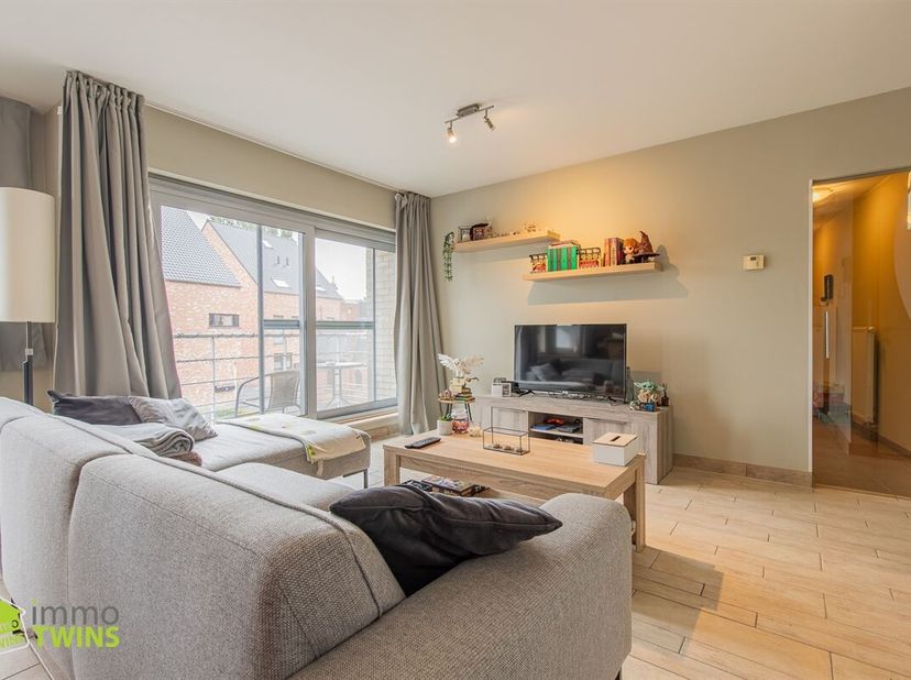 Modern en rustig gelegen appartement te Lebbeke <br />
Instelprijs (bieden vanaf): 189.000,00 euro + 30.000,00 euro (219.000,00 euro)<br />
Dit appart