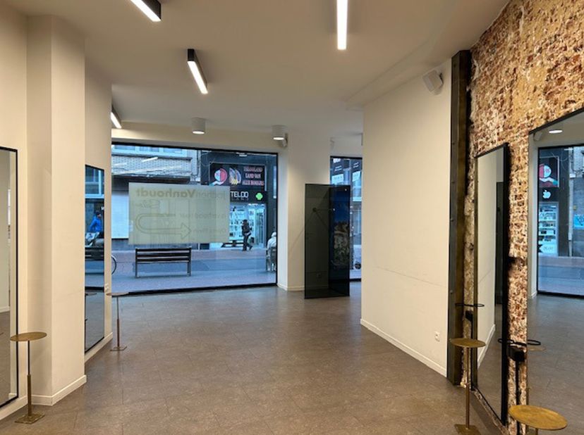 Ce commerce clé en main est situé dans la rue Jésus, une rue commerçante historique et animée au cœur d’Anvers. La rue s’étend de la Meir jusqu’au mar