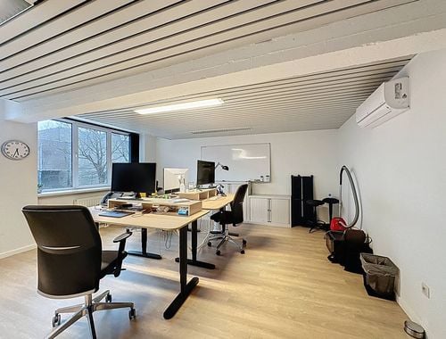                                         Bureaux à louer à Wevelgem, € 1.190
