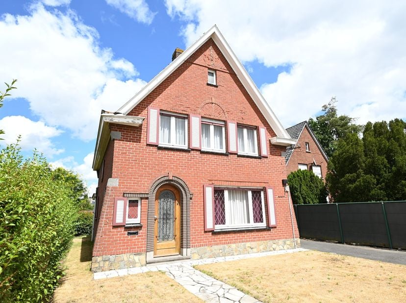 Deze DEGELIJKE, te renoveren, VILLA is gelegen nabij het CENTRUM met het station, basisschool en winkels binnen een straal van 1 km! Deze woning heeft