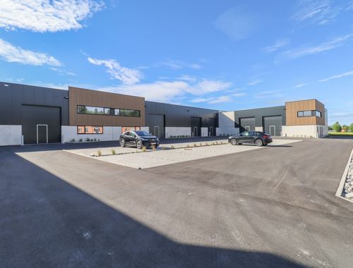                                         Bâtiment d’entreprise à louer à Florennes, € 600
