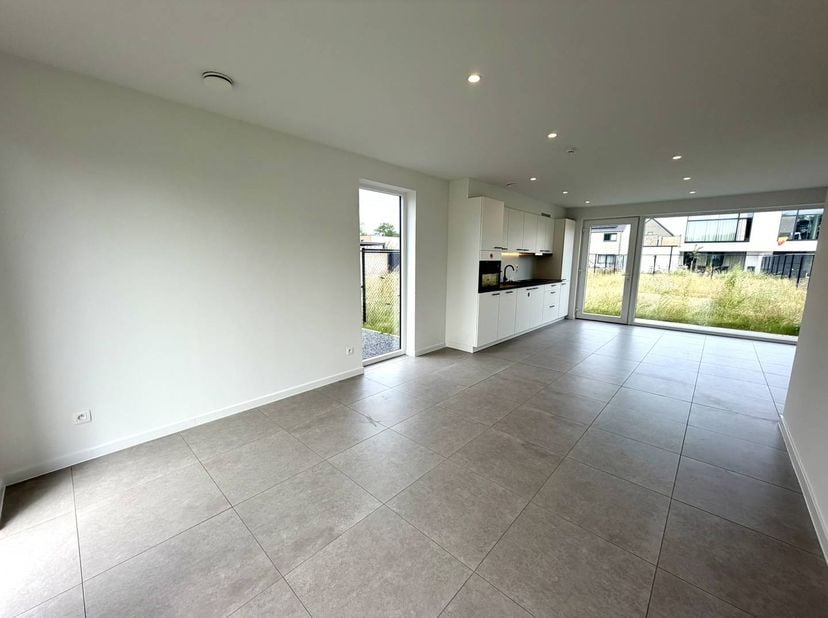 Ben je op zoek naar een splinternieuw, duurzaam en modern huis in Limburg? Deze unieke woning in Peer combineert hedendaags wooncomfort met een uitste