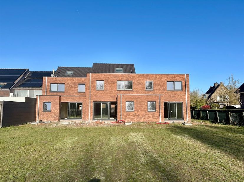 2 Nieuwbouwwoningen  te Broekstraat 245 en 247 Eine, Oudenaarde<br />
Je komt de gesloten bebouwing binnen langs de inkomhal met gastentoilet.<br />
V