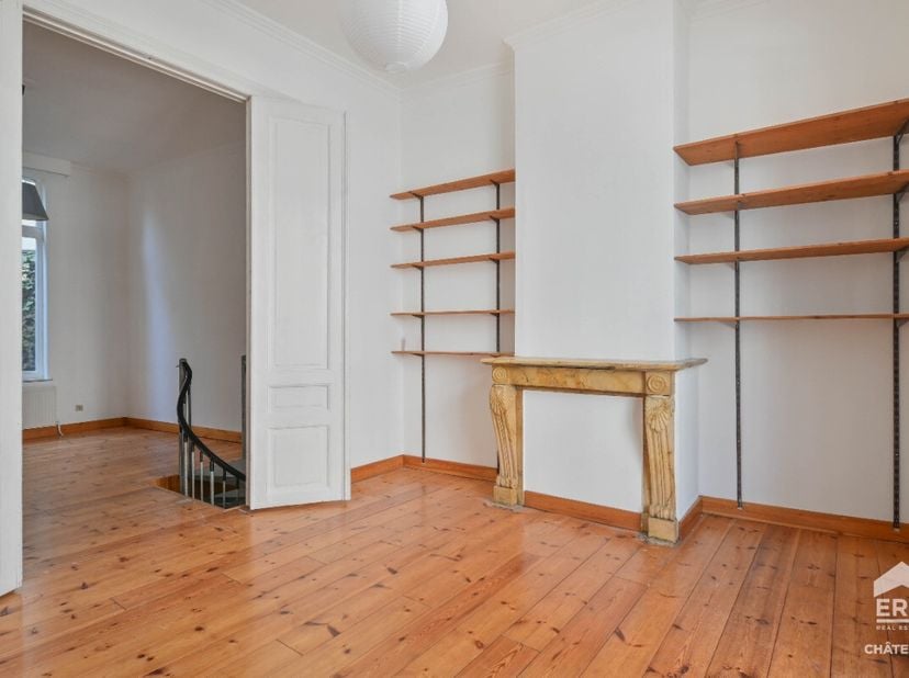ement 1 chambre + bureau à vendre à Ixelles  Quartier FlageyCet appartement atypique de 99 m² (brut PEB), composé d'un rez-de-chaussée surélevé et d'u