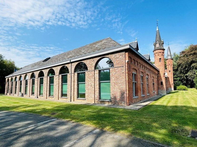 52m² kantoorruimte in gerenoveerde vierkantshoeve<br />
Ligging: vlak aan afrit R4/E40, dorpskern met winkel en restaurants op wandelafstand<br />
Spe