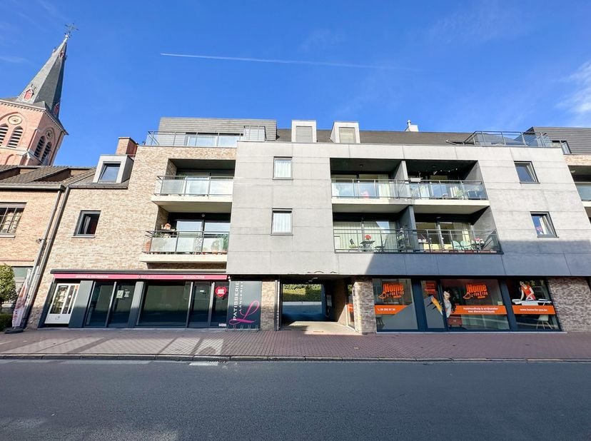 Ontdek dit mooi onderhouden, energiezuinige appartement op de tweede verdieping in het centrum van Knesselare. Ideaal gelegen vlakbij invalswegen, win