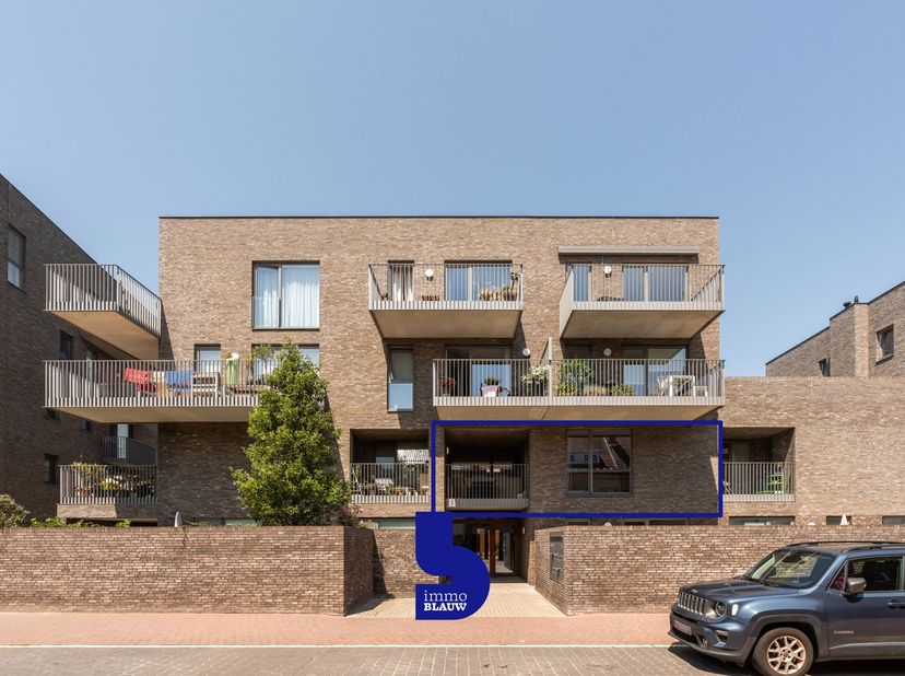 Ontdek dit ruime en lichtrijke appartement in een recent gebouw (EPC A), ideaal gelegen in een rustige straat op een toplocatie. Op wandelafstand bevi
