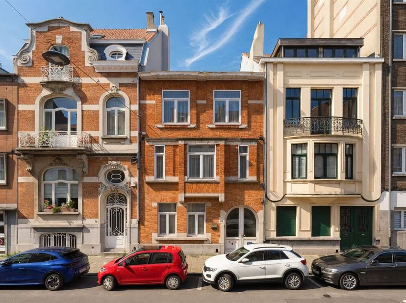 Gelegen op een toplocatie in Schaarbeek bevindt zich deze ruime woning met tal van mogelijkheden en een uitzonderlijk potentieel. Via de royale inkomh