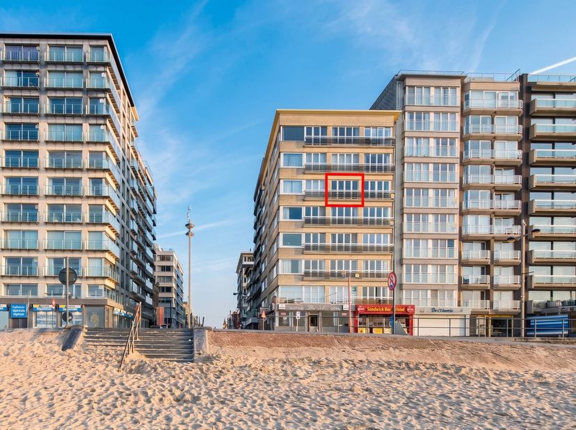 Instapklare studio met slaaphoek en frontaal zeezicht op toplocatie te koop te Middelkerke. Deze studio situeert zich op de vijfde verdieping van de R