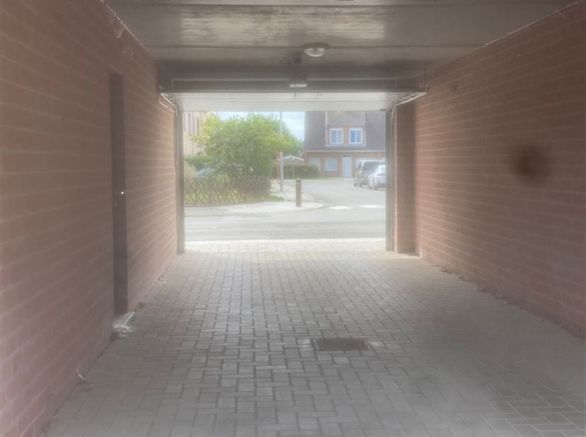 Autostaanplaats op gelijkvloers achteraan Residentie "Zeebries" afgesloten door poort van de openbare weg.<br />
Huurwaarborg: € 150<br />
Vrij vana