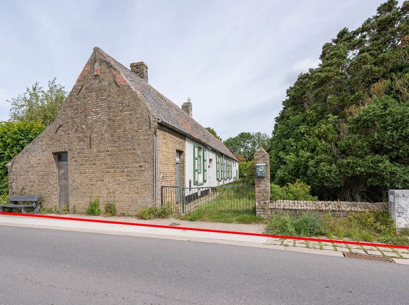 LANDELIJK GELEGEN WONING<br />
<br />
Landelijk gelegen, te renoveren woning (open bebouwing) in het pittoreske Stalhille, met tuin en bijgebouw, te J