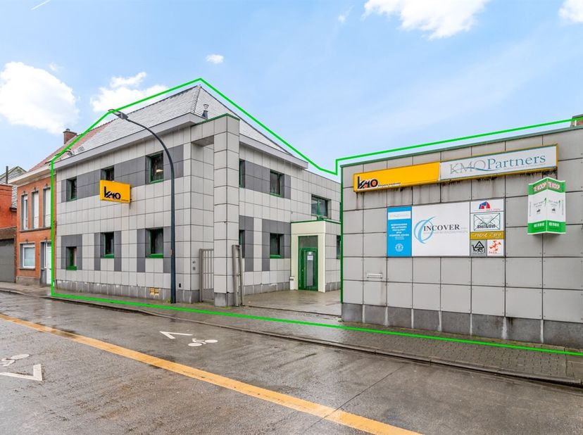 Gelegen aan de rand van het centrum van de stad Aalst vindt u dit ruim kantoorgebouw dat nu dienst doet als business center. <br />
Dit gebouw werd on