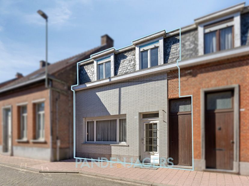 In het centrum van Duffel-West, op wandelafstand van winkels, scholen en openbaar vervoer, bevindt zich deze te renoveren rijwoning met boordevol pote