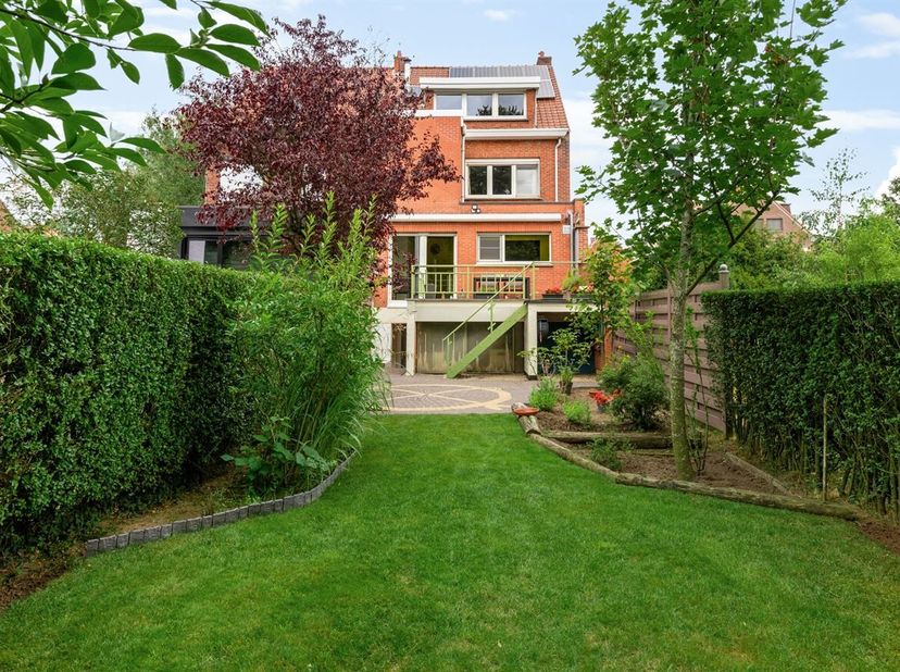 Ruime woning (244m²) voorzien van vier slaapkamers, garage en zonnige tuin op een perceel van 343m² op toplocatie te Mortsel biedt tal van mogelijkhed