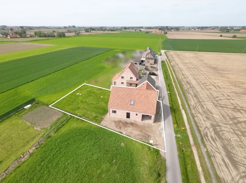 In de Zuid-Torhoutstraat te Houthulst bieden wij u deze kwalitatieve nieuwbouwwoning aan, gelegen in een rustige en landelijke omgeving. Hier geniet u