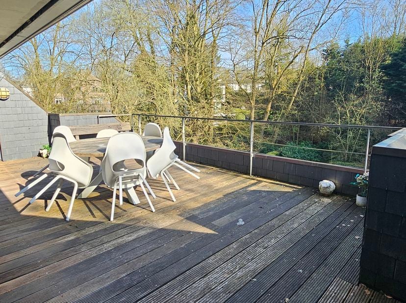 Superbe appartement penthouse sis au premier et dernier étage d'un immeuble de standing de 4 unités seulement. Il se compose au premier niveau du dupl
