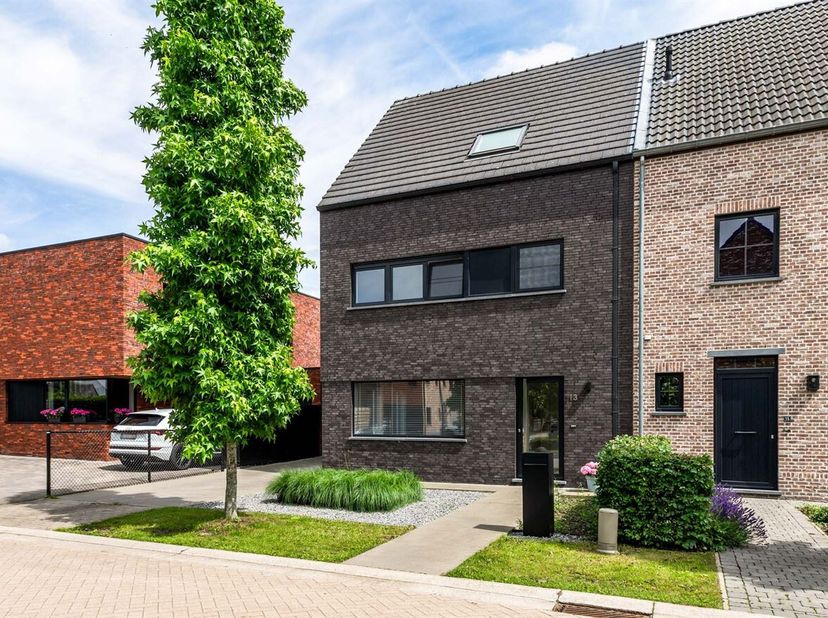 Magnifique maison récente et économe en énergie, comprenant 4 chambres et un garage intégré, située dans un quartier central et adapté aux enfants. <b