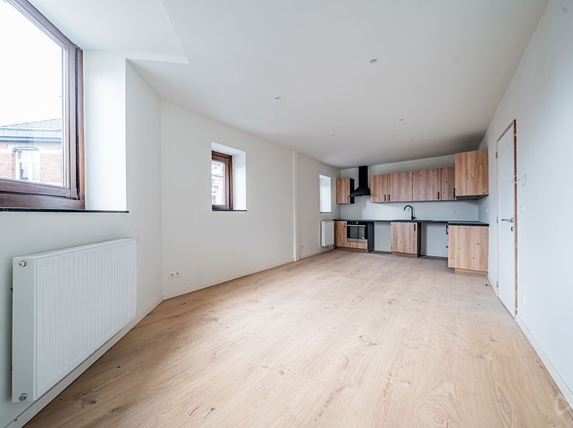 We Invest Liège et Lucas ont le plaisir de vous présenter cet appartement complètement rénové, situé dans un immeuble récemment remis à neuf et bénéfi