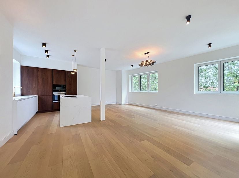 We Invest Ixelles biedt u dit duplex-penthouse met 3 slaapkamers en terrassen aan.<br />
Ideaal gelegen op een steenworp afstand van het Dudenpark, in