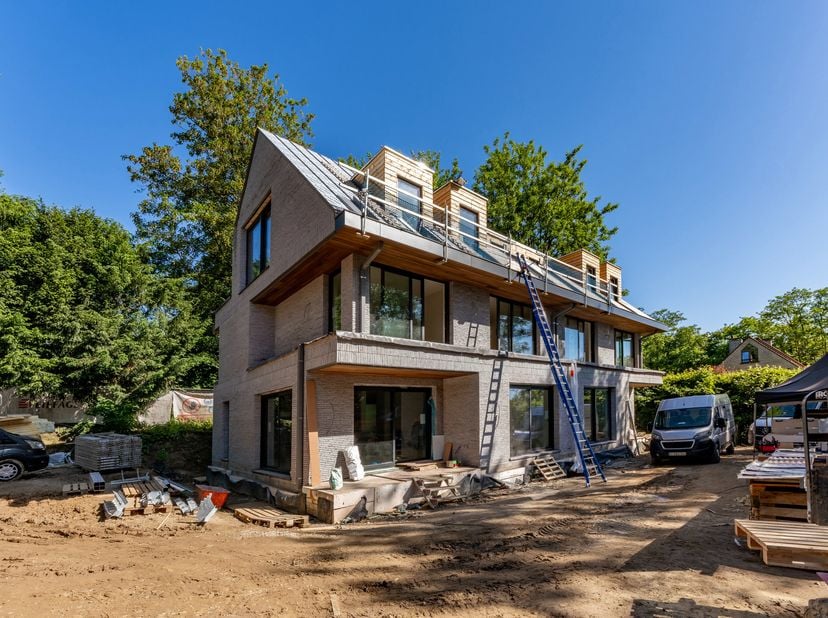 Ukkel – Aan de Dieweg, in het binnengebied, NIEUWBOUW 3-gevel HOUTSKELETWONING (4 slpk /1 bureau /3 badk) van ca. 256 m² op een mooie gevelbreedte van