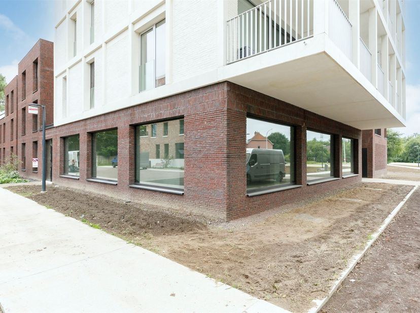 Centraal gelegen CASCO gelijkvloerse commerciële ruimte nabij het centrum van Herentals binnen de Ring.<br />
Omschrijving: de commerciële ruimte van