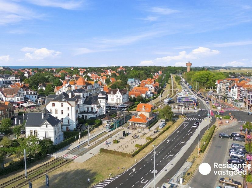 Dit uitzonderlijke handelshuis in het centrum van De Haan combineert een volledig vernieuwd restaurant met een luxueuze woning, verdeeld over drie ver