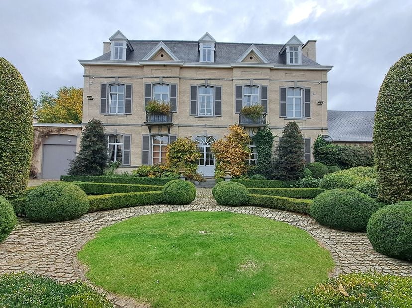 Éléments favorables :<br />
Â Propriété de charme et de caractère très apprécié<br />
Â Propriété rare et unique sur le marché<br />
Â Excellente loca