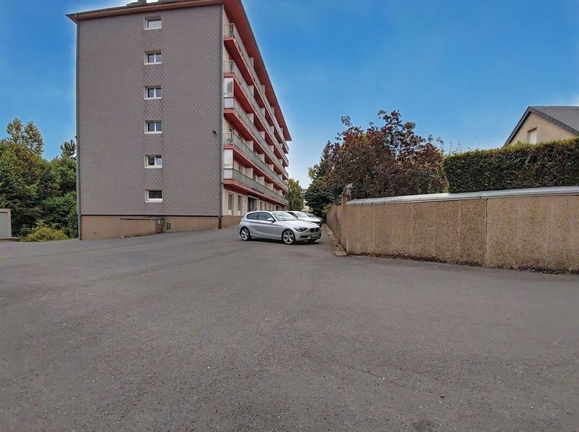 W Immobilière vous propose à la location ce magnifique appartement situé au 6 étage d'une résidence calme, à deux pas du centre d'Arlon.<br />
Baigné