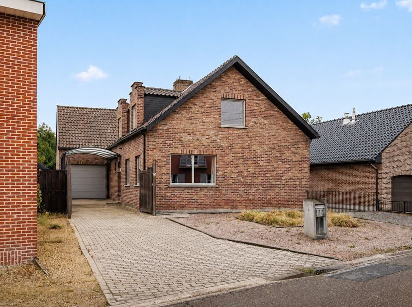 <br />
Ontdek deze ruime woning aan de Puttestraat in Begijnendijk, ideaal gelegen in een rustige omgeving met een vlotte bereikbaarheid. De woning bi