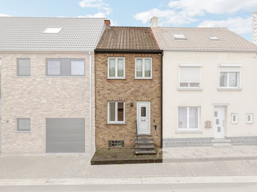 Bent u op zoek naar een betaalbare woning op een rustige ligging, omringd door groen en toch vlot bereikbaar? Dan is deze gezellige rijwoning ongetwij
