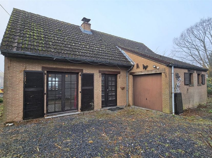 SOUS OPTION - PLUS DE VISITE - Prix: Offre à partir de 190.000 euros, frais d'agence non inclus et à charge de l'acquéreur.<br />
Maison 4 façades à r
