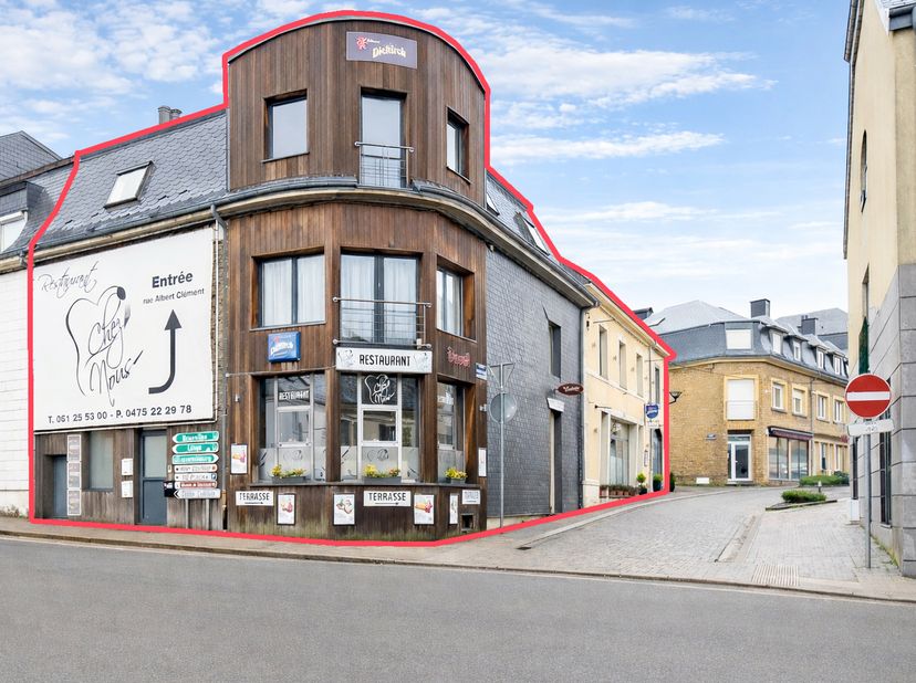 EasyHome biedt dit gemengd opbrengsteigendom aan, ideaal gelegen in het centrum van Neufchâteau, op wandelafstand van alle voorzieningen, en met een z